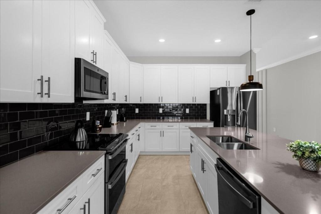 6 Bedroom- 5 Bathroom Storey 4371 Rs *